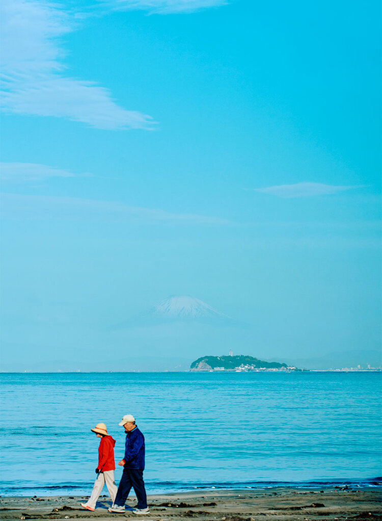 穏やかな波と静かな浜辺が気持ちいい逗子海岸。向こうには江の島と、うっすら富士山が。