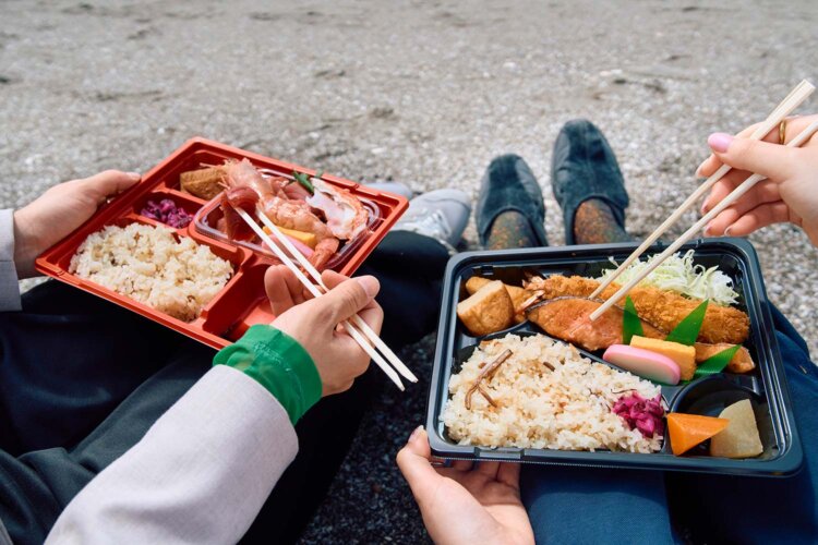 お刺身弁当1200円、うおへい弁当750円。海辺で食べるときはトンビに注意！
