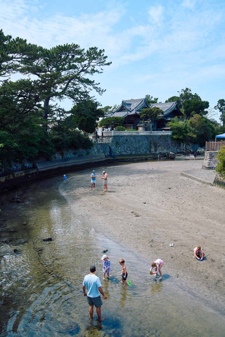 森戸海岸に突き出るように位置する森戸大明神。