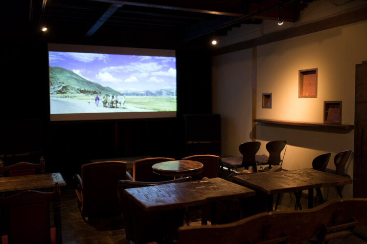 『AMIGO MARKET』のドリンクやフードをお供に映画を楽しめる（写真＝CINEMA AMIGO）。