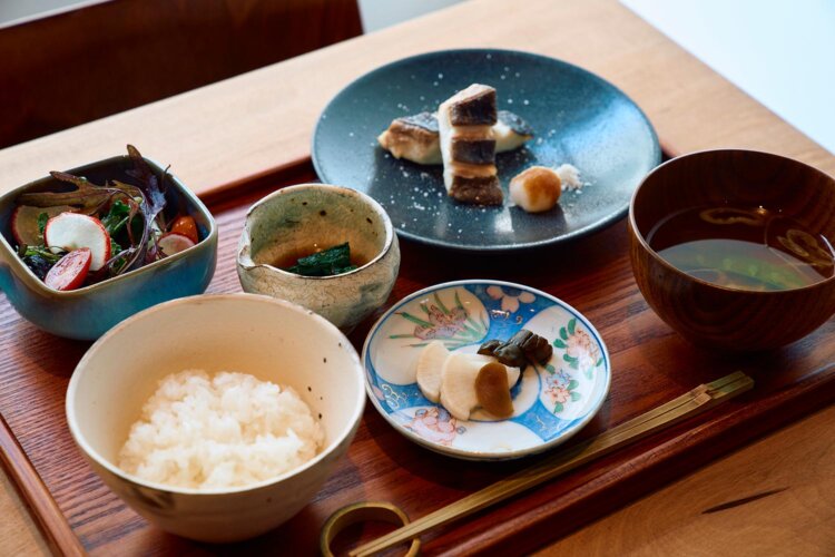 定食1400円～のランチも。地物を使って丁寧につくられる。
