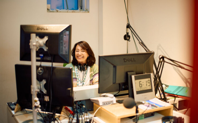 人気番組『SHONAN BREEZE SUNDAY』のDJ・竹下由起さん。小さなブースで生放送をする。