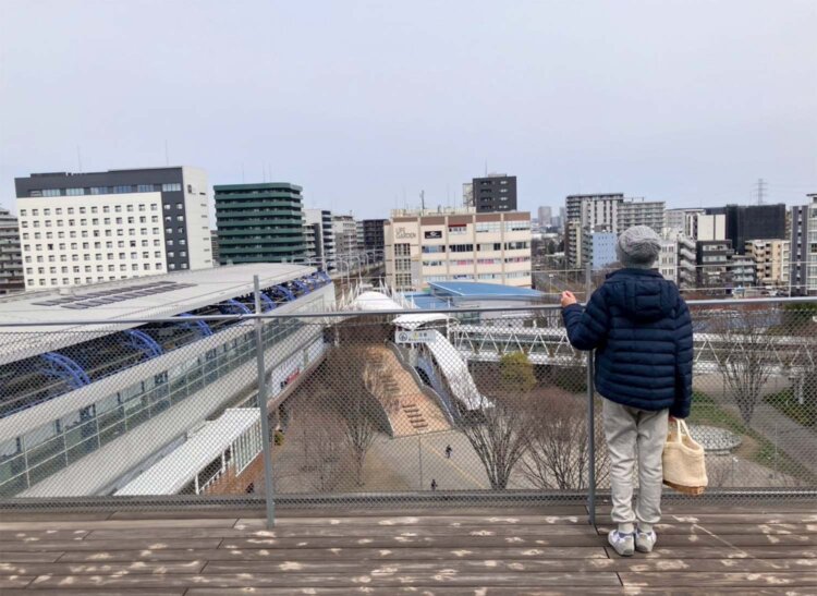 流山おおたかの森S.C.／「FLAPS」の屋上テラスは10:00～18:00のみ。悪天候や安全確保等で入れない場合あり。写真は6階テラス。千葉県流山市おおたかの森南1-5-1☎04-7152-3333（代）