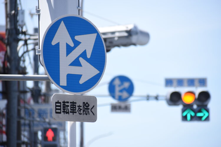 なんだこりゃ！山﨑賀功さんに伺う、一風変わった「異形矢印」の世界