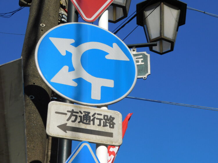 交差点の形が複雑で一方通行の多い駅のロータリーは、異形矢印が発生しがち。道に合わせて矢印も弧を描く。