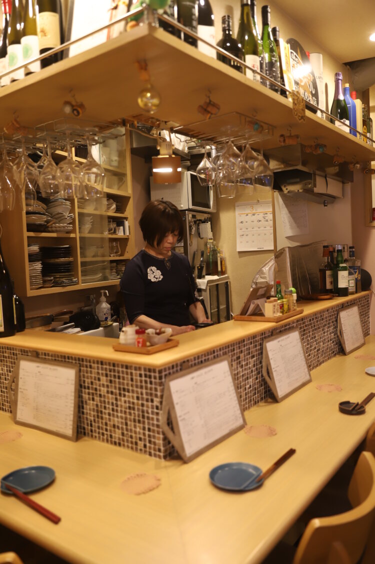 内装には地元岐阜県瑞浪市産のタイル！ もともと大井町で飲むのが好きだった店主。