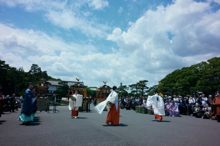 皇居坂下門前では神事が執り行われ、巫女さんによる神楽の奉納も。