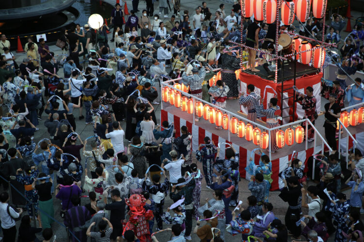「山王音頭と民踊大会（納涼大会）」は“東京で一番早い盆踊り”といわれていて、盆踊り好きが集まる。雨天時は日枝神社境内で実施。