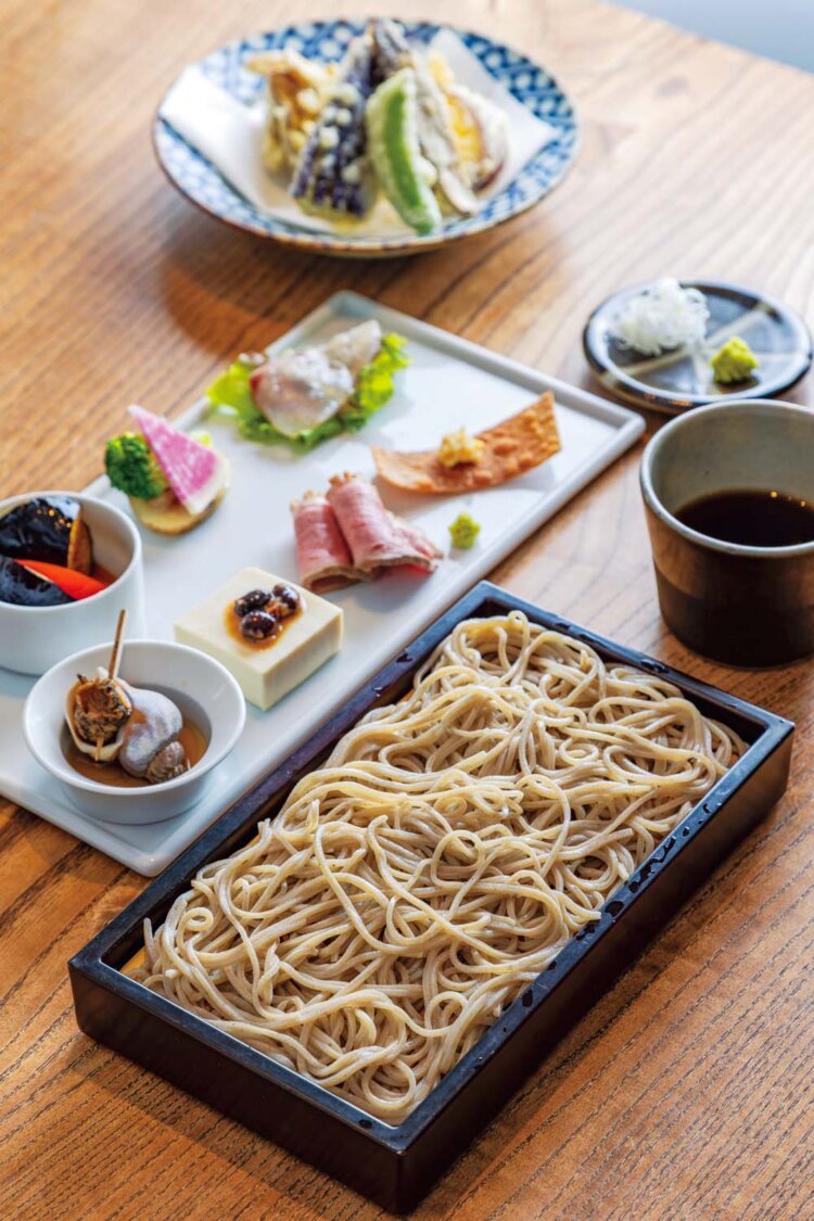 昼限定の藍3520円は、季節の前菜7種盛り合わせ、野菜の天ぷら、そばのコース。
