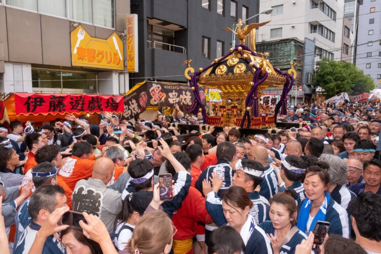 現存する江戸神輿の最高峰で、錺（かざり）神輿として二度とできないといわれる千貫宮神輿が築地の街を練り歩く。