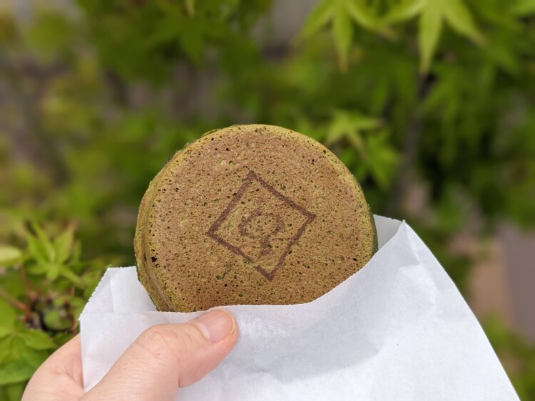 お抹茶おおばん（茶臼挽きお抹茶クリーム）450円。重量感のあるクリームは口溶けがよく、後味はむしろ軽やか。