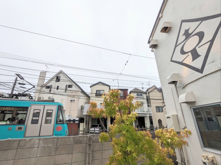 『京おおばん』は世田谷線沿いにあり、テラス席から二両編成の電車が走っていくのが見える。