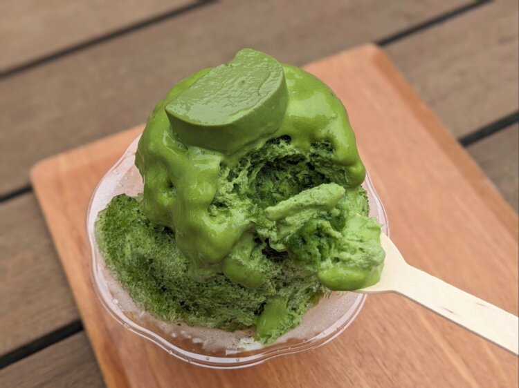 氷の中心までしっかりお抹茶シロップが染み込んでいる。