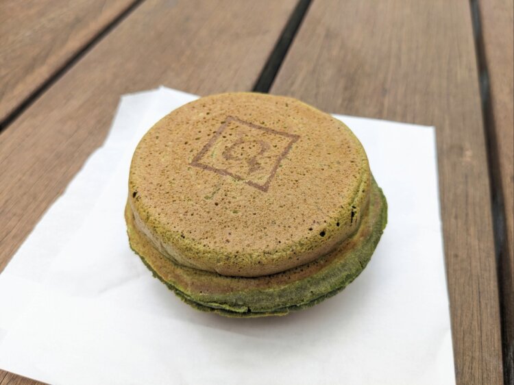 お抹茶おおばん（茶臼挽きお抹茶クリーム）450円。