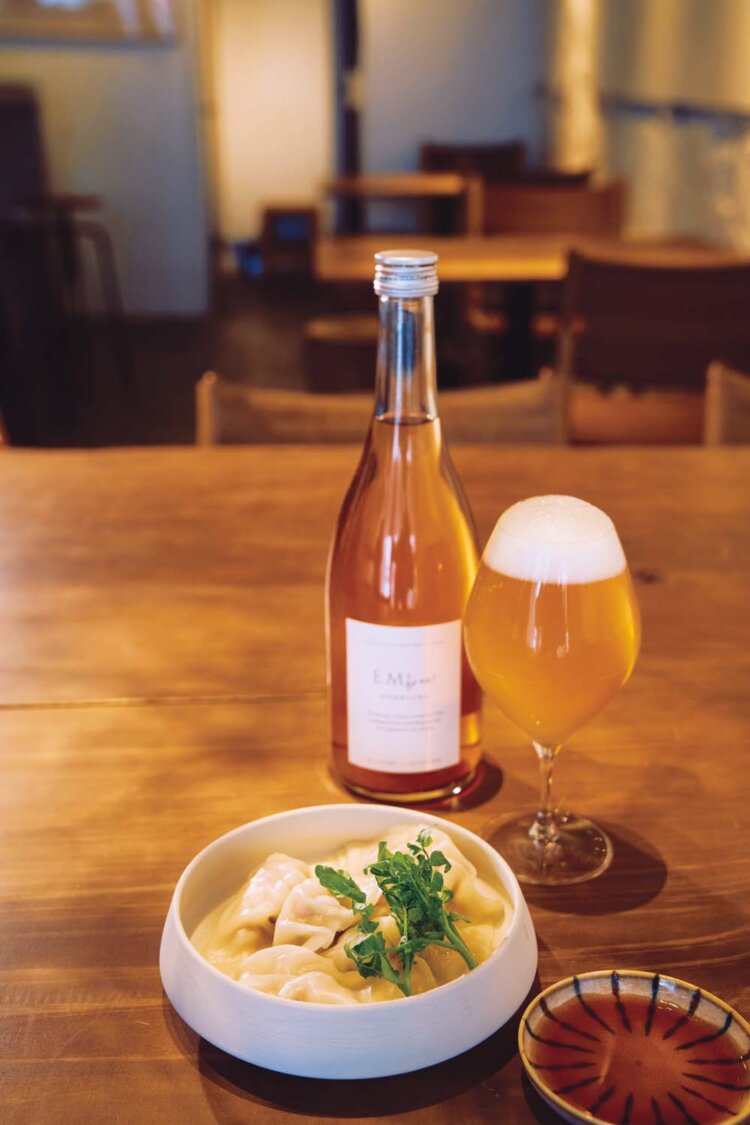 ハーブスパイス豚挽肉の水餃子858円、KOMBUCHA BEER1078円。