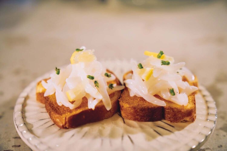 甲イカの塩麹レモンマリネ　ブリオッシュトースト880円。