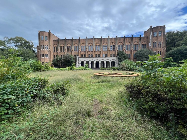 東大構内の帝大医学部附属第一病院のあった場所。現在も医学部の施設のようなものが立っている。