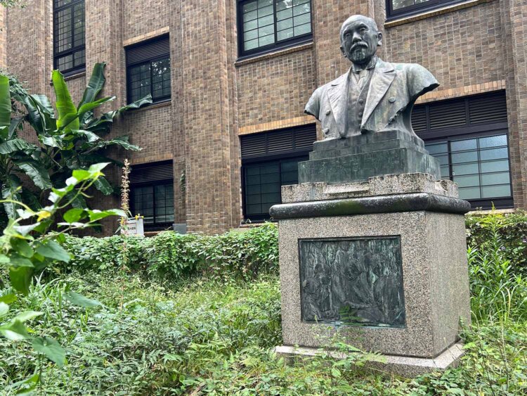 「大関は僕の友人である」と言った佐藤三吉教授の銅像。