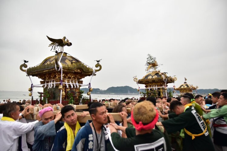 サーファーにも人気の材木座海岸で、神輿が担がれる姿はまさに非日常！