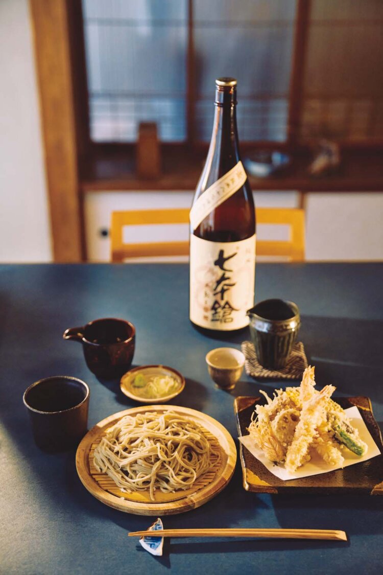 天ざる2600円、日本酒・七本鎗950円（1合）。