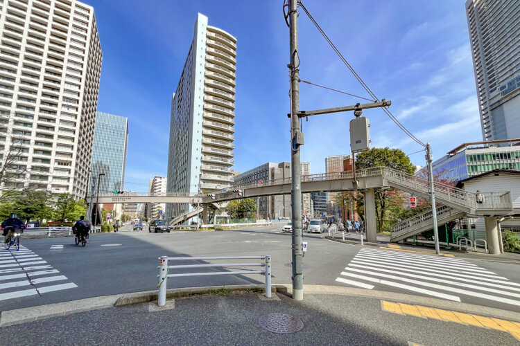 三田警察署交差点。この地下を横須賀線が走っている。