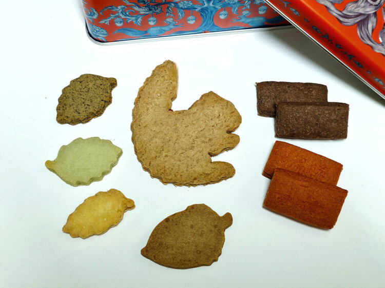 （中央）リス、（右上から時計回り）チョコレート、トマト、ドングリ、ギンナン、ヨモギ、アールグレイ。
