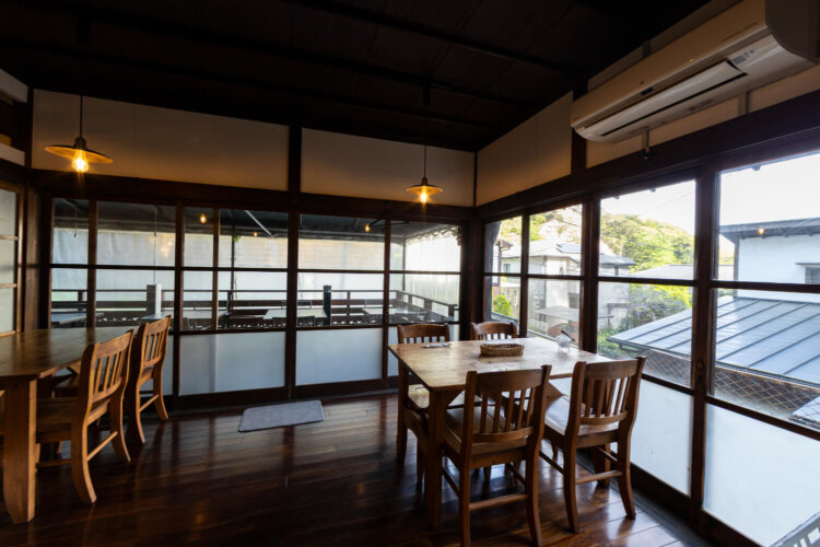 木枠の大正ガラスの向こうはテラス席。