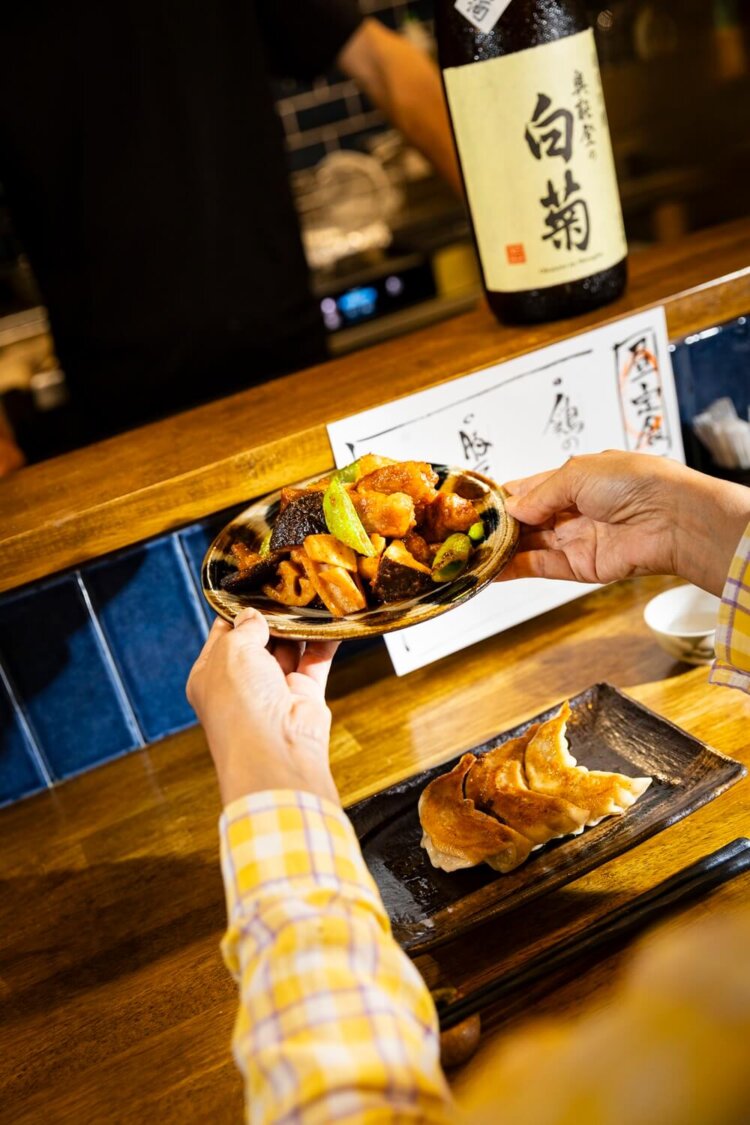 ごろっとした豚キムチ1300円、焼餃子450円。