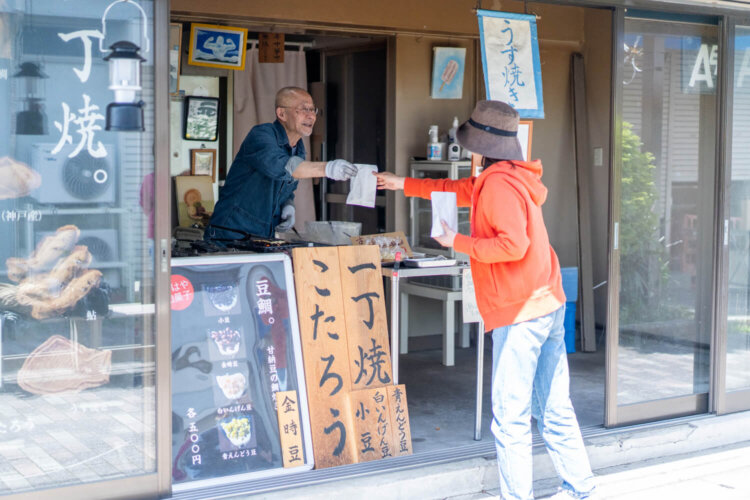 散歩の休憩がてら、たい焼きを食べながらちょっとおしゃべりするのが日課のご近所さんも。
