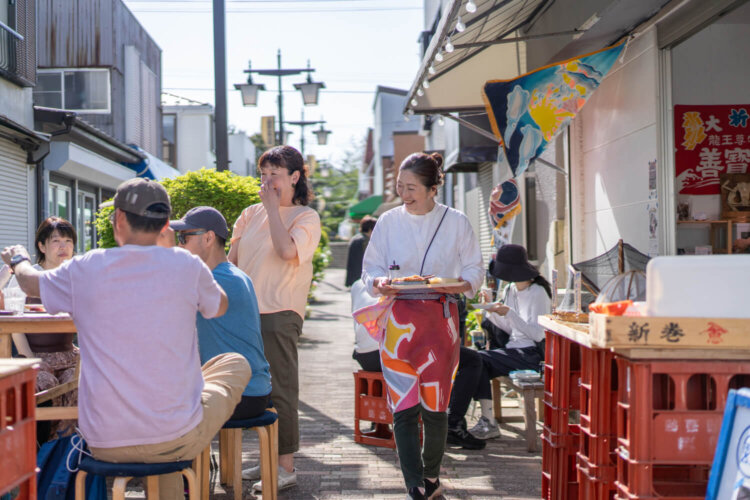 休日はハイキング帰りの客も多い『サカナヤマルカマ』の角打ち。