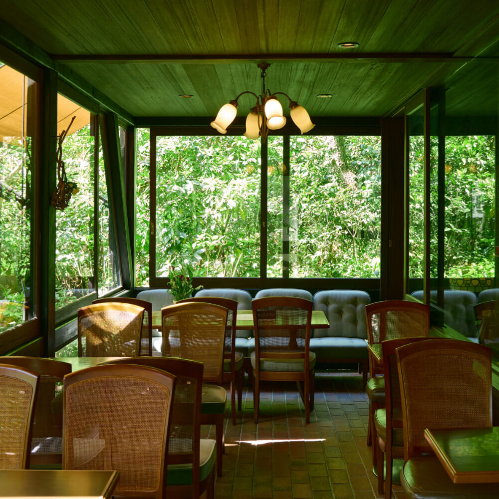 北鎌倉・葉山の名建築でお茶の時間。『喫茶 吉野』と『葉山茶寮 六花』で非日常なひとときを