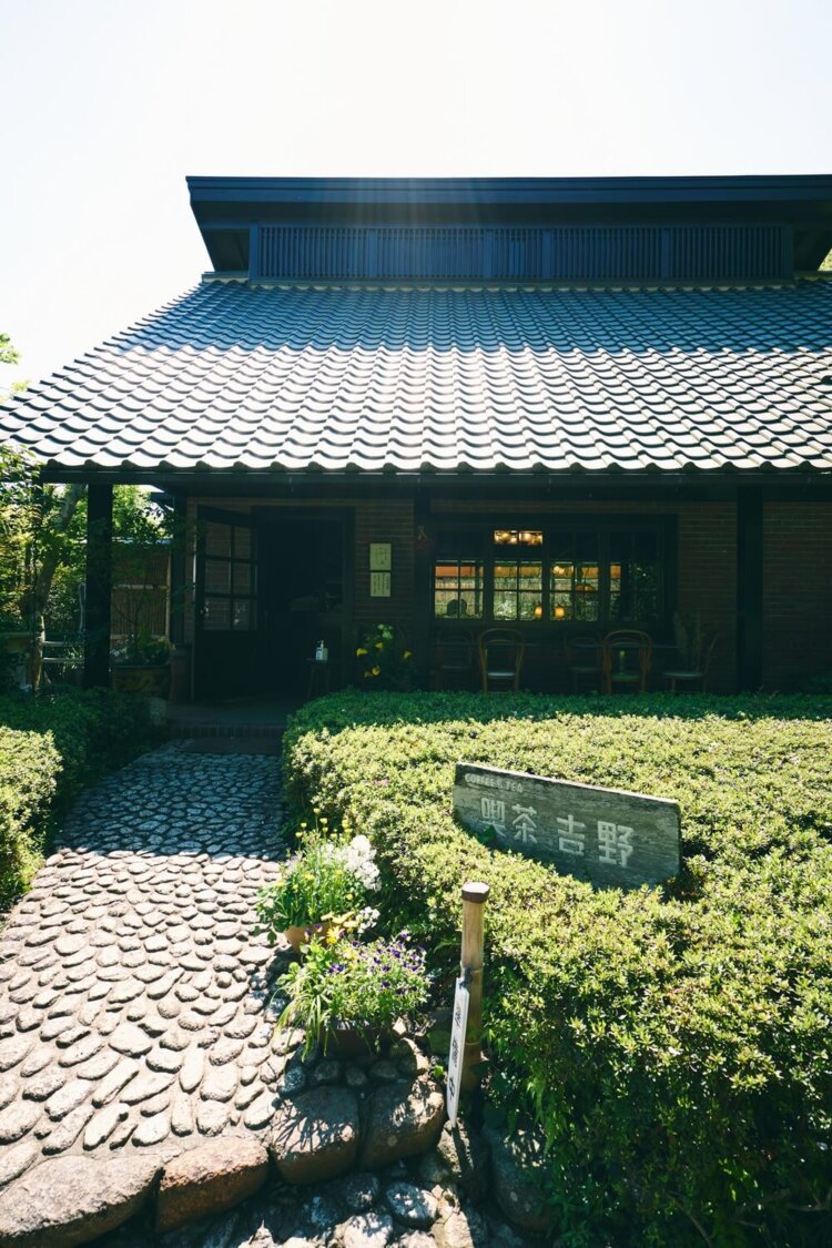 庇(ひさし)のように張り出した瓦屋根のおかげで夏も涼やか。