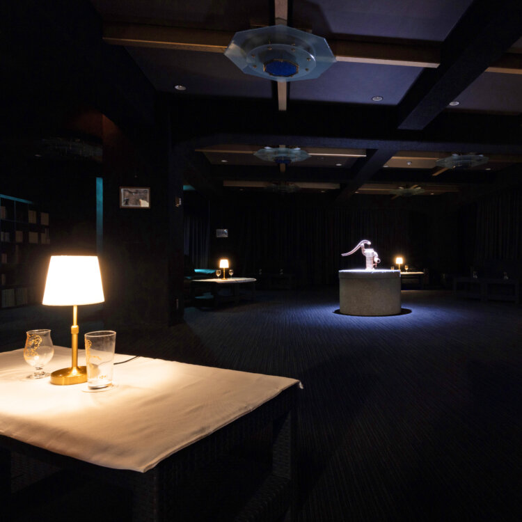 岡田裕子《井戸端で、その女たちは》2025。展示風景：「神戸六甲ミーツ・アート2025 beyond」撮影＝高嶋清俊。（C）OKADA Hiroko Courtesy of Mizuma Art Gallery。
