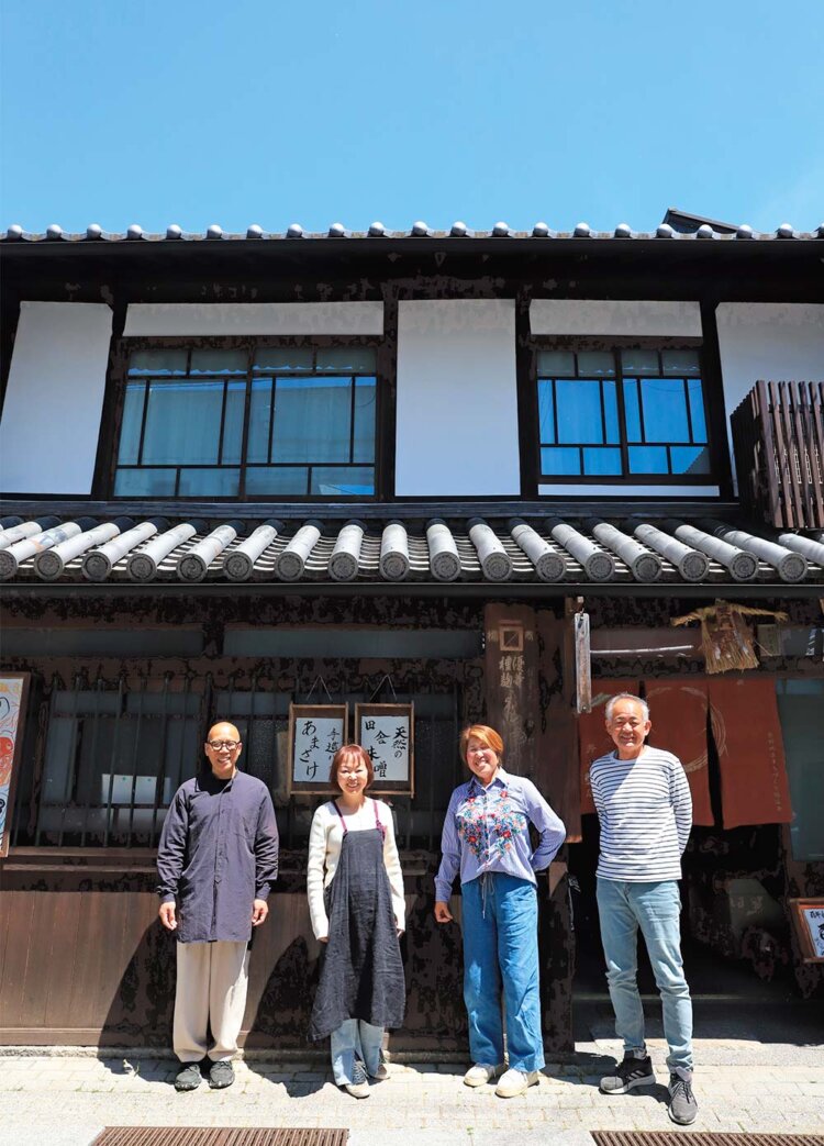 老舗『井戸糀店』の夫婦（右）と、最近糀造りを始めた『発酵LabCoo』の夫婦。両店は隣同士。
