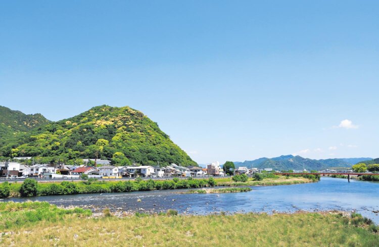 龍野橋から鶏籠山（けいろうざん）と揖保川を望む。