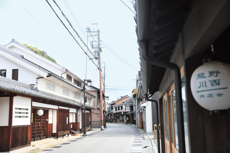 懐かしい老舗和菓子店などが並ぶ龍野の下川原地区。