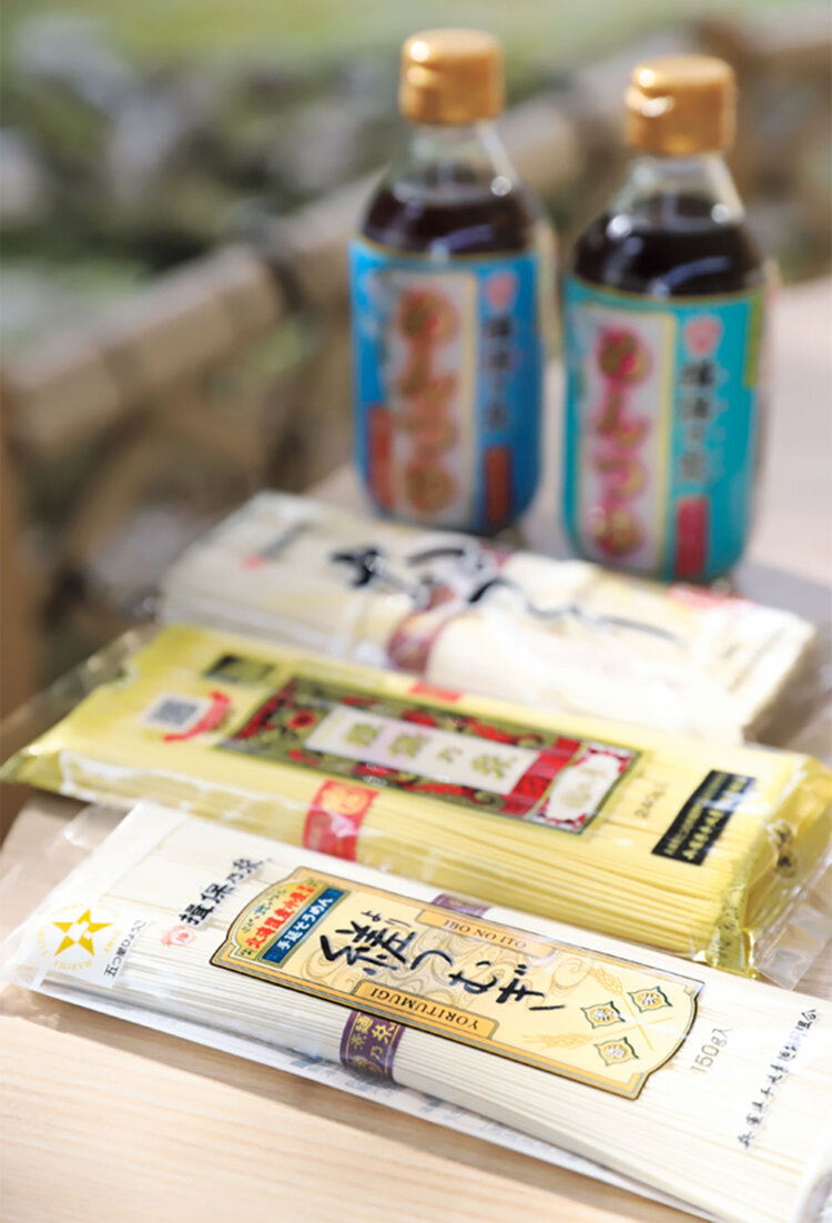 手前から縒（より）つむぎ300円、龍の夢中華麺・太づくり各380円など。