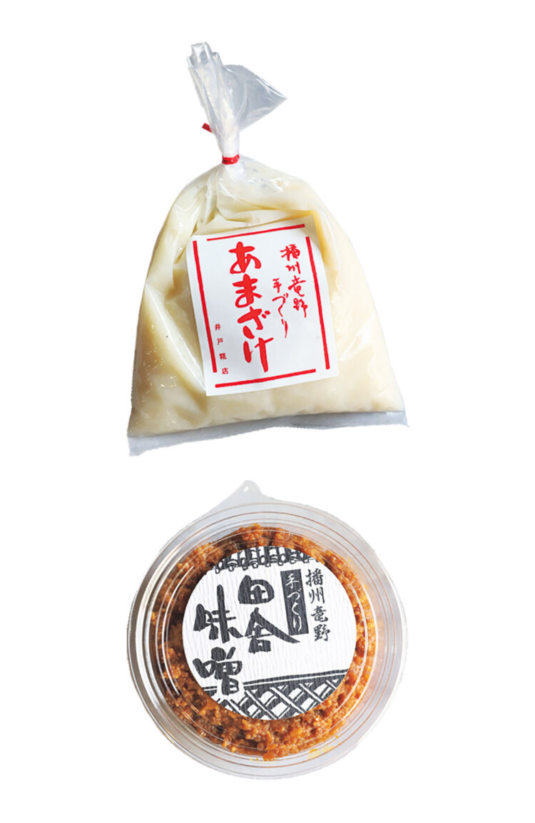 あまざけ500g650円、田舎味噌（粒）450g600円。7月中旬以降の購入は要予約。最近は発酵ブームで若い女性客も多いそう。