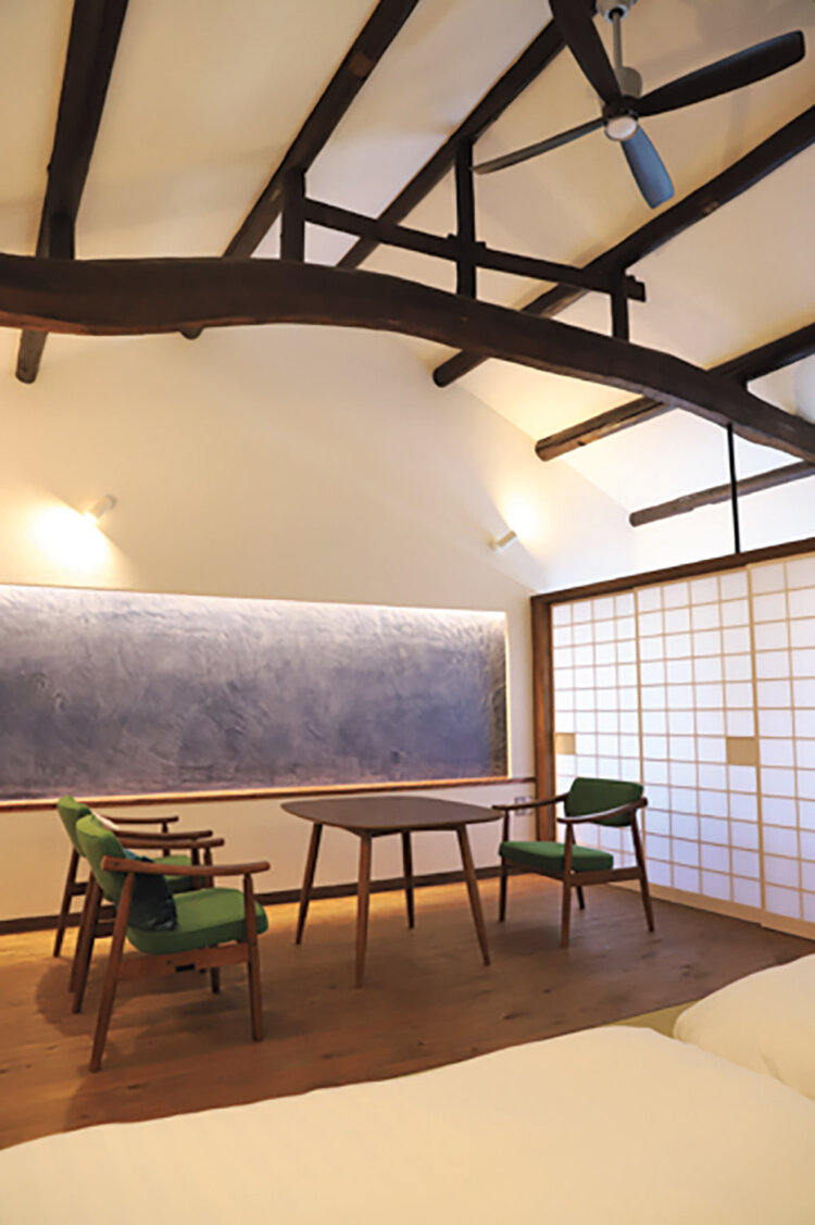 木桶商店だった建物を改修した宿『樽林』は写真の「蔵」など全3室。