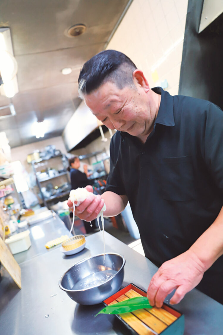 店主の大ヶ瀬尚㐂（なおき）さんは秒単位で茹で時間を調整。つゆにもこだわり、たつの醤油のかえしや出汁に真昆布などを使う。