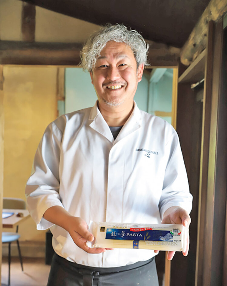 店長の藤原良一さん。「発酵文化を意識し、寿司は酒粕を熟成発酵させた赤酢を使っています」。