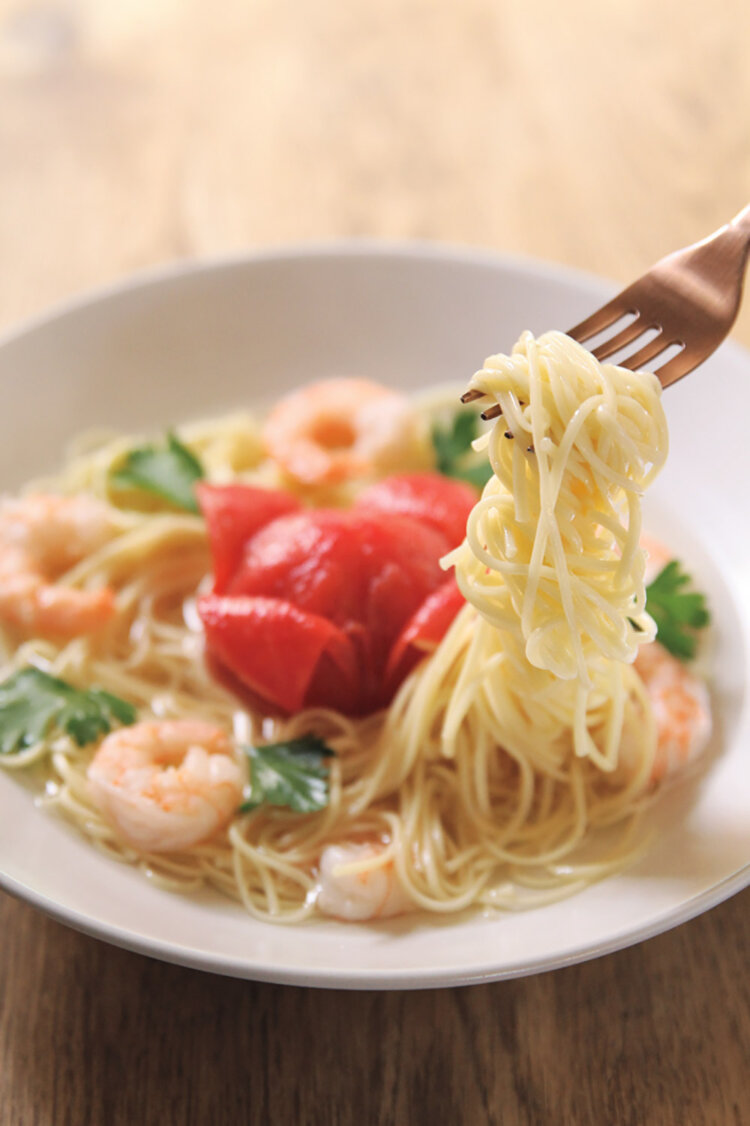 ひと晩かけて揖保川トマトの甘くさわやかな出汁を抽出する。パスタの食感はツルツルしこしこ。