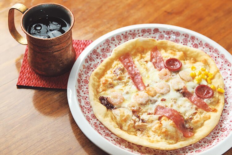 銅マグでいただくアイスコーヒー530円は、中煎りで雑味のない味わい。赤とんぼピザ980円。