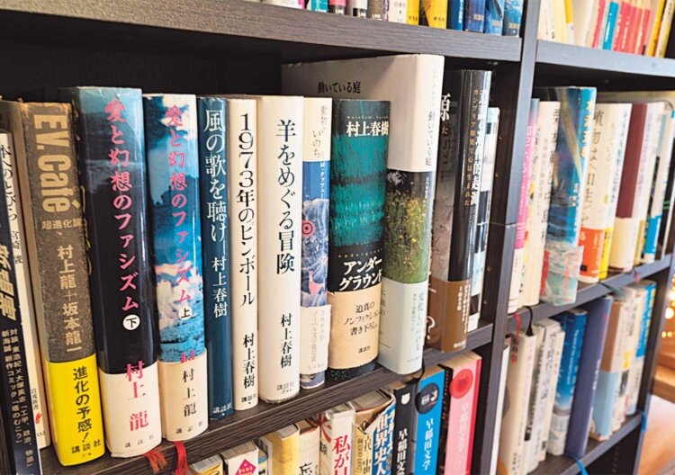 本棚には啓五さんが選んだ「宿で読むのにふさわしい本」が並ぶ。
