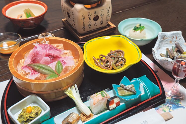 夕食は肉厚な鯉の洗い、ゼンマイの一本煮など、当地のごちそうを盛り込んだ「山里会席」。