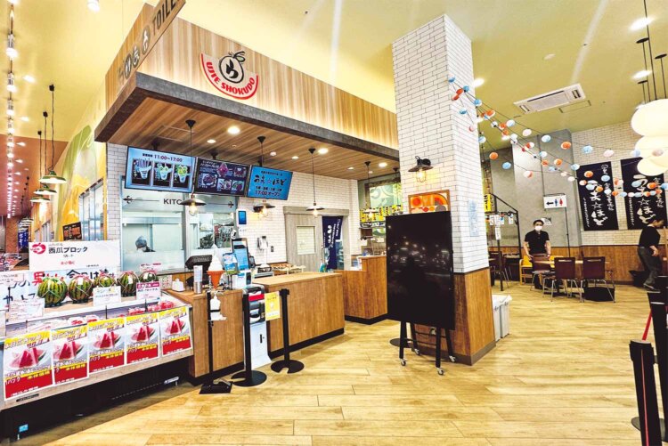 エントランスを入れば、そこはもう「U-cafe」。「U-cafe」は11:00〜16:00（スムージーは～17:00）、水休。