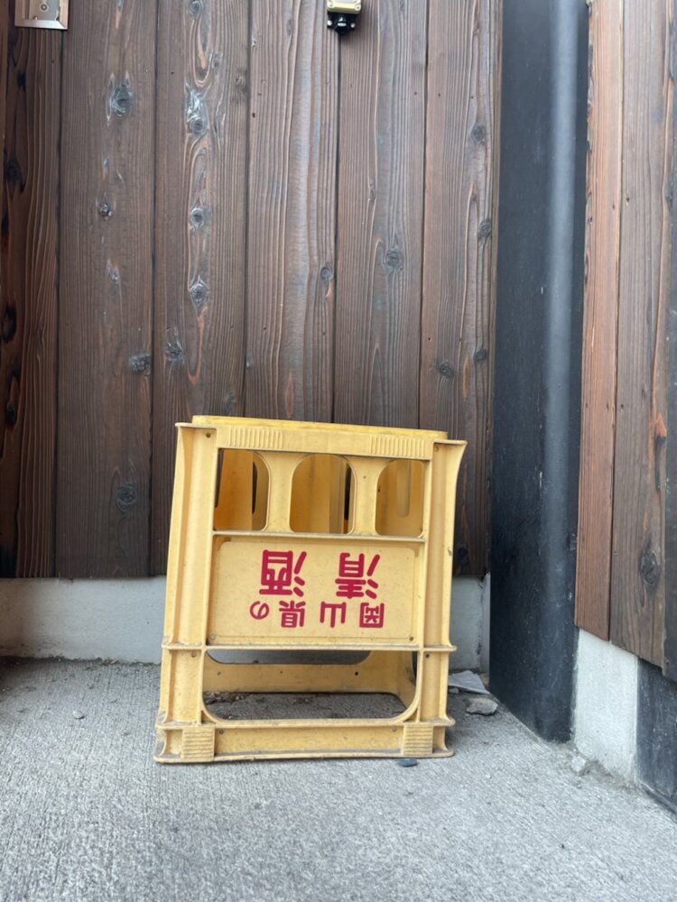 広島・尾道の酢工場前で見かけた、岡山の清酒P箱。