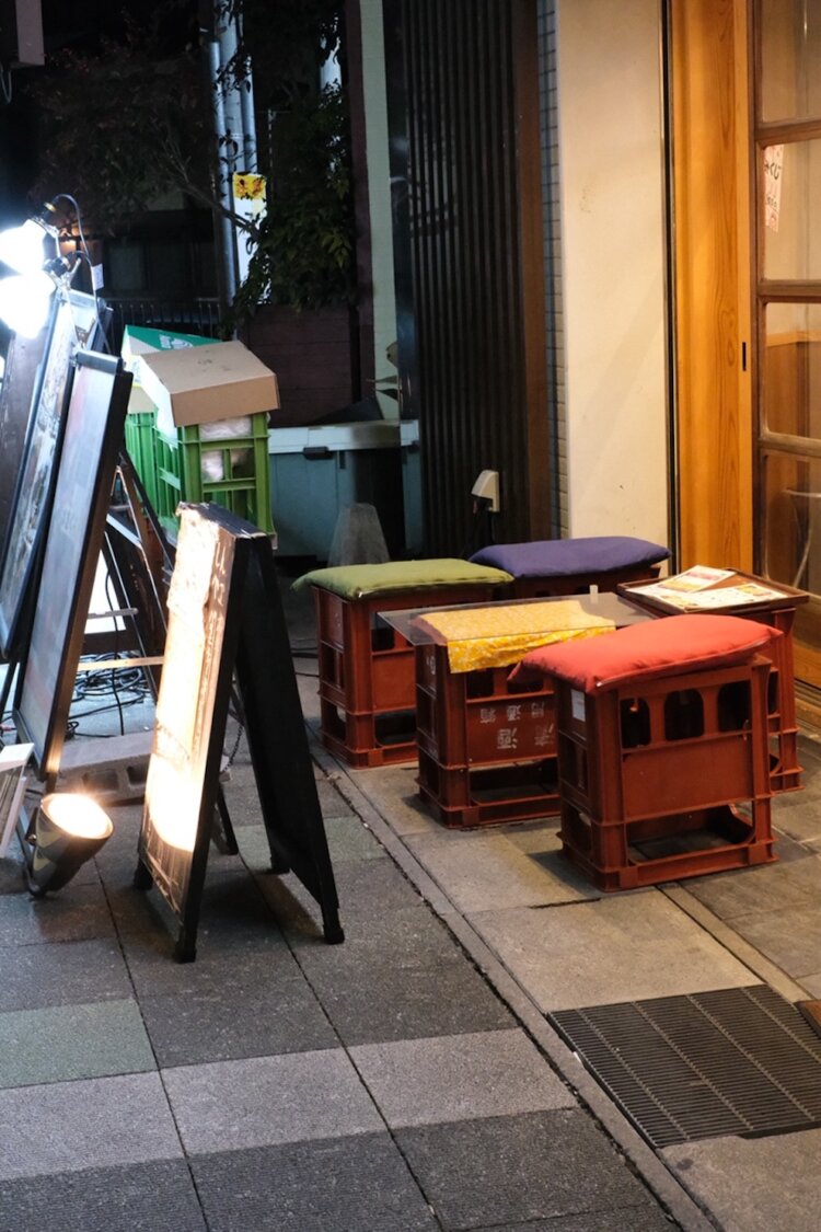酒場ではP箱が椅子や机、看板スタンドとして活躍。