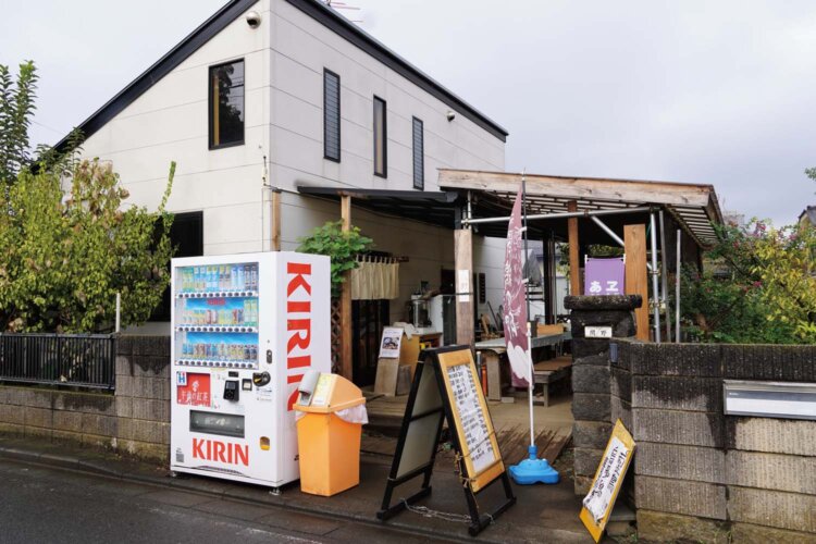 カウンターや小上がり席、テラス席もある。