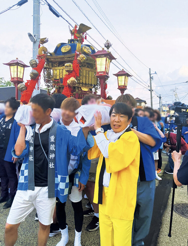 昨夏、ダンディさんが応援団として参加した輪島大祭。町を練り歩く神輿（みこし）とキリコの灯籠が圧巻だ。